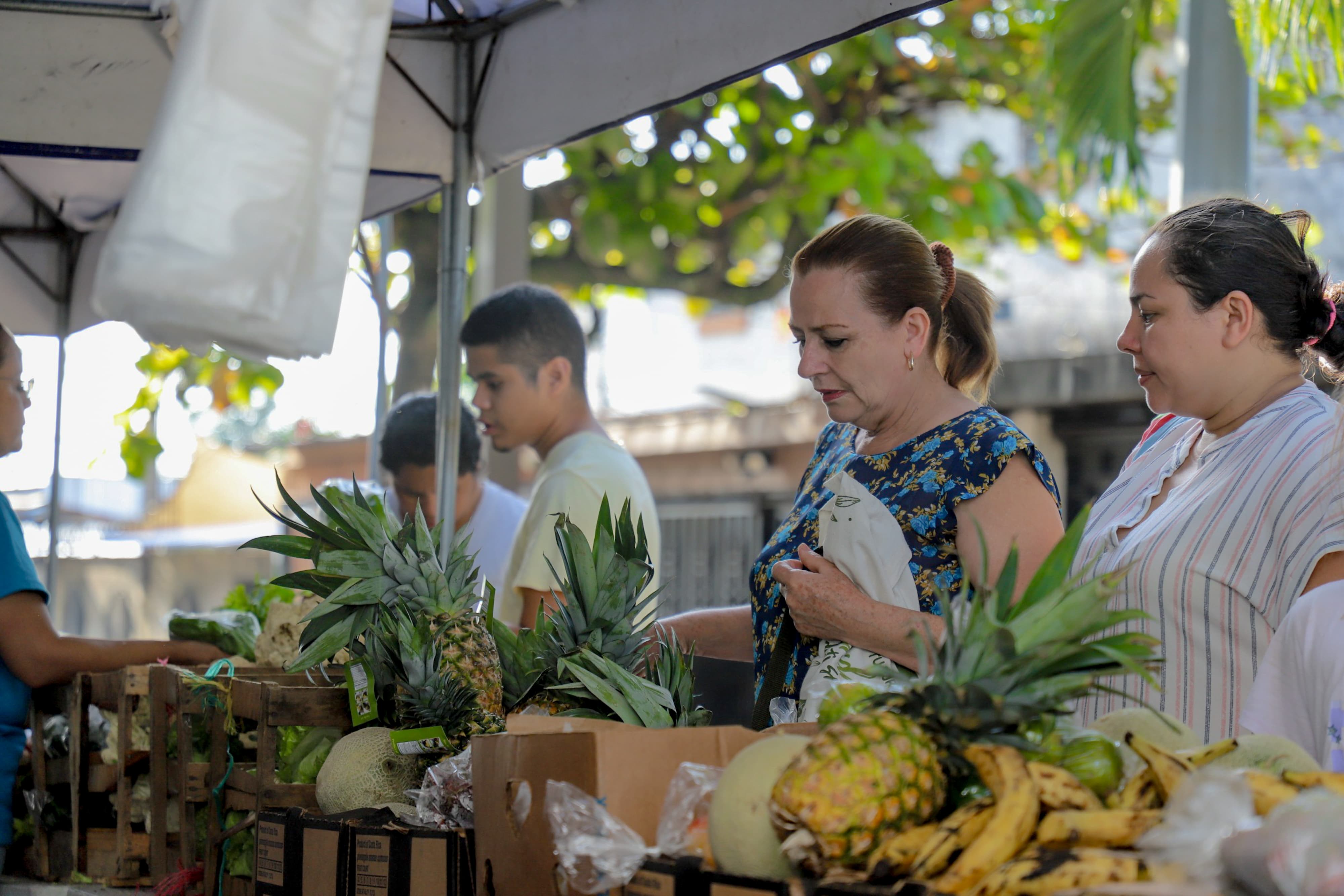 salvadorenos-continuan-ahorrando-en-su-economia-familiar-con-los-agro-mercados